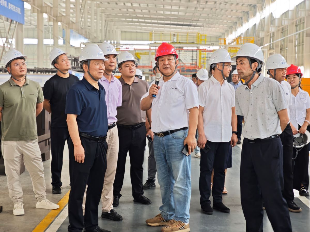 對標(biāo)先進(jìn)，共謀發(fā)展——新化縣企業(yè)家代表團(tuán)赴婁星產(chǎn)業(yè)開發(fā)區(qū)考察學(xué)習(xí)